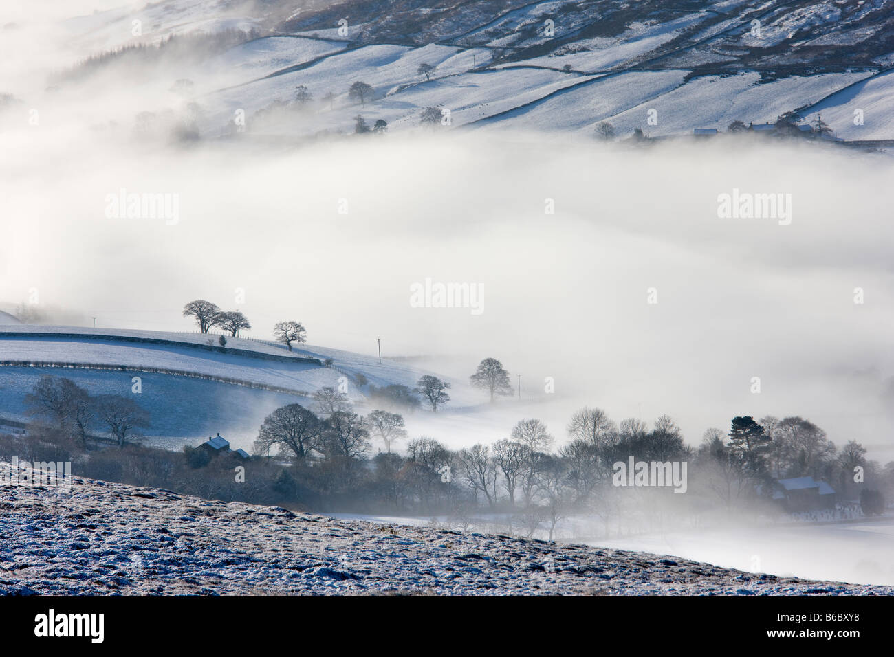 Farndale in inverno la neve e nebbia North York Moors National Park nello Yorkshire Foto Stock