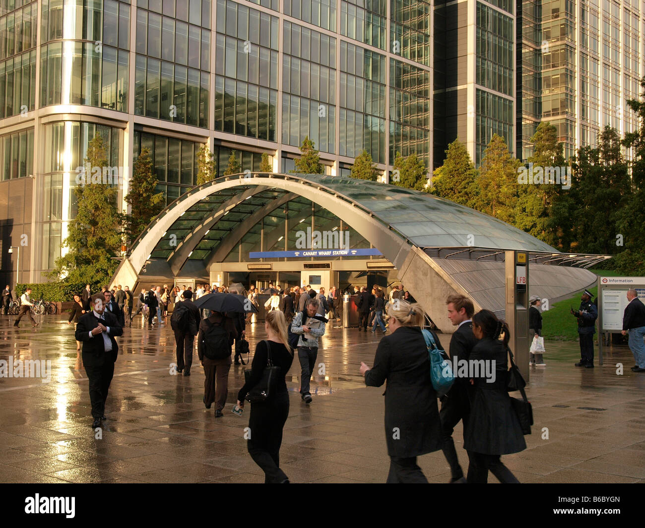 La stazione metropolitana di Canary Wharf e ingresso London REGNO UNITO Foto Stock