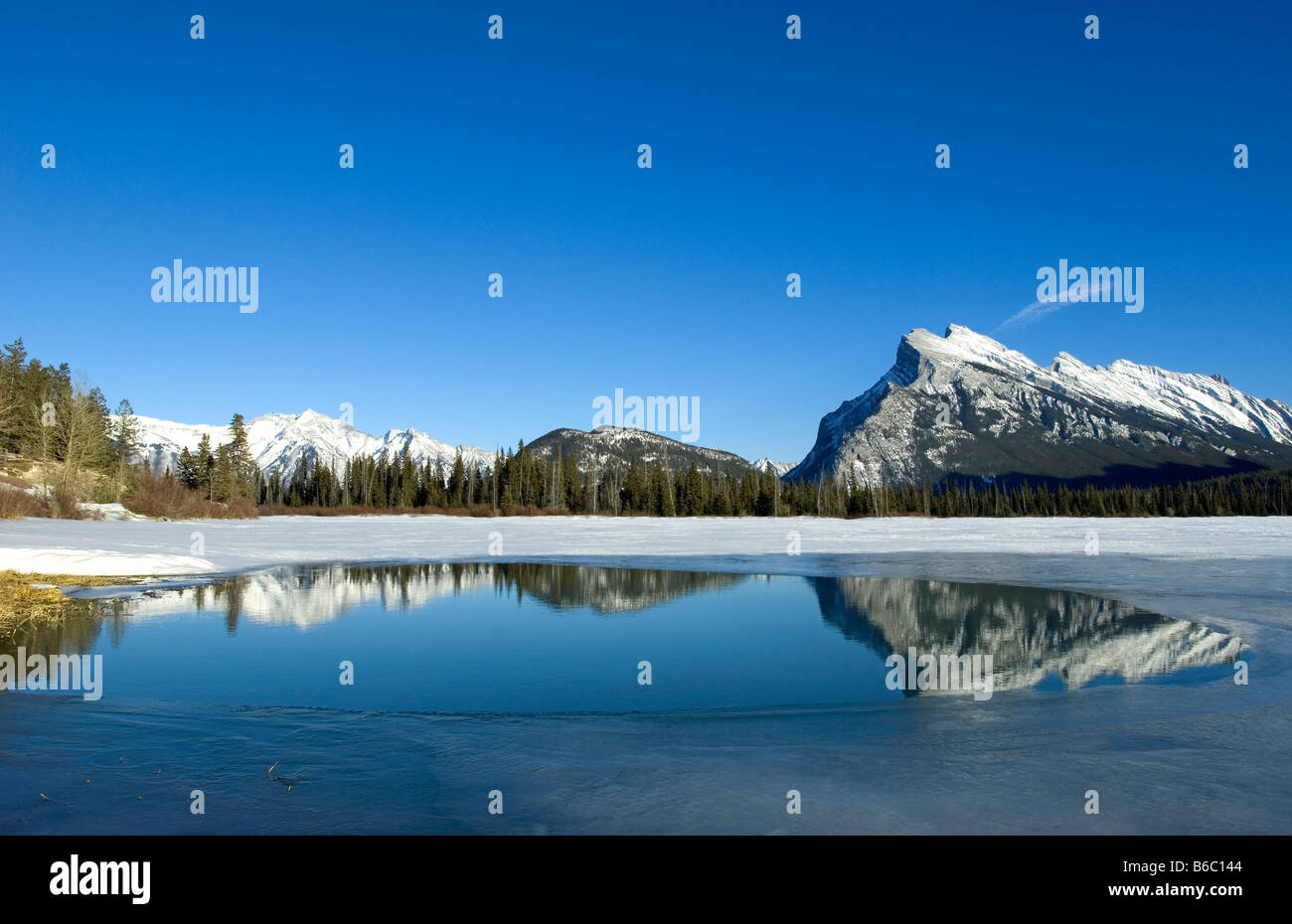 La riflessione di Montagne Rocciose in Vermiglio laghi nel Parco Nazionale di Banff Alberta Canada Foto Stock