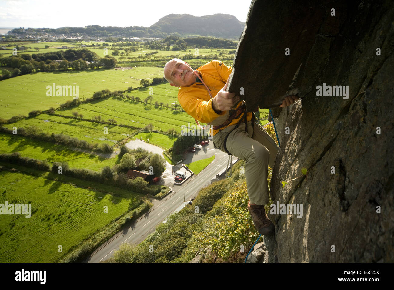 Eric Jones veterano scalatore alpinista Tremadog Snowdonia Galles del Nord Foto Stock