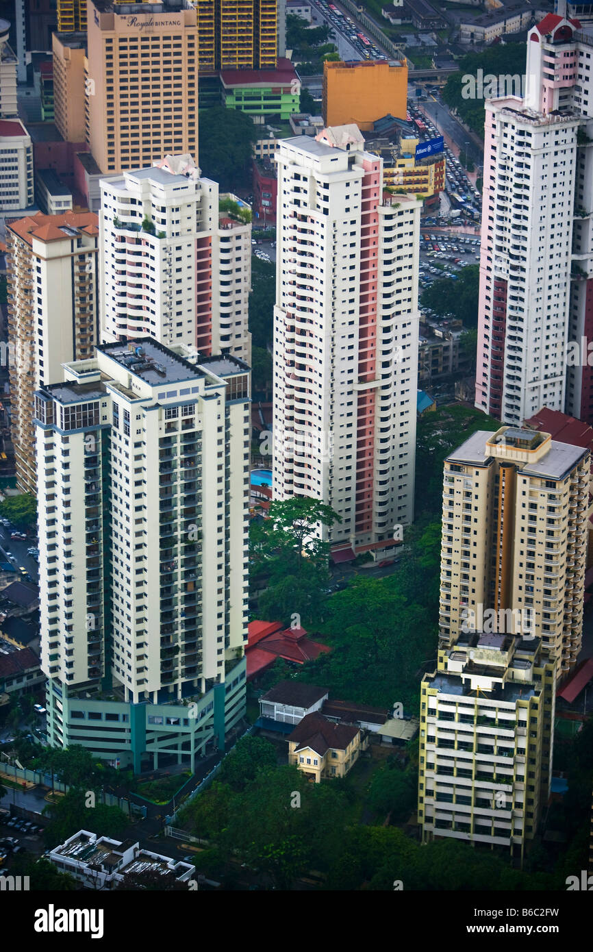 Malaysia, Kuala Lumpur, vista dalla Torre KL su appartamenti residenziali e piccole casa coloniale Foto Stock