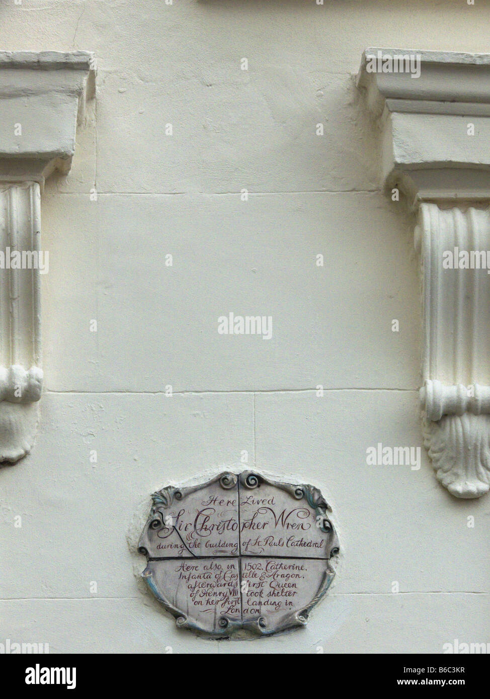 La placca sul muro di Sir Christopher Wren's ex casa a Cardinali Wharf, South Bank di Londra, Inghilterra. Foto Stock