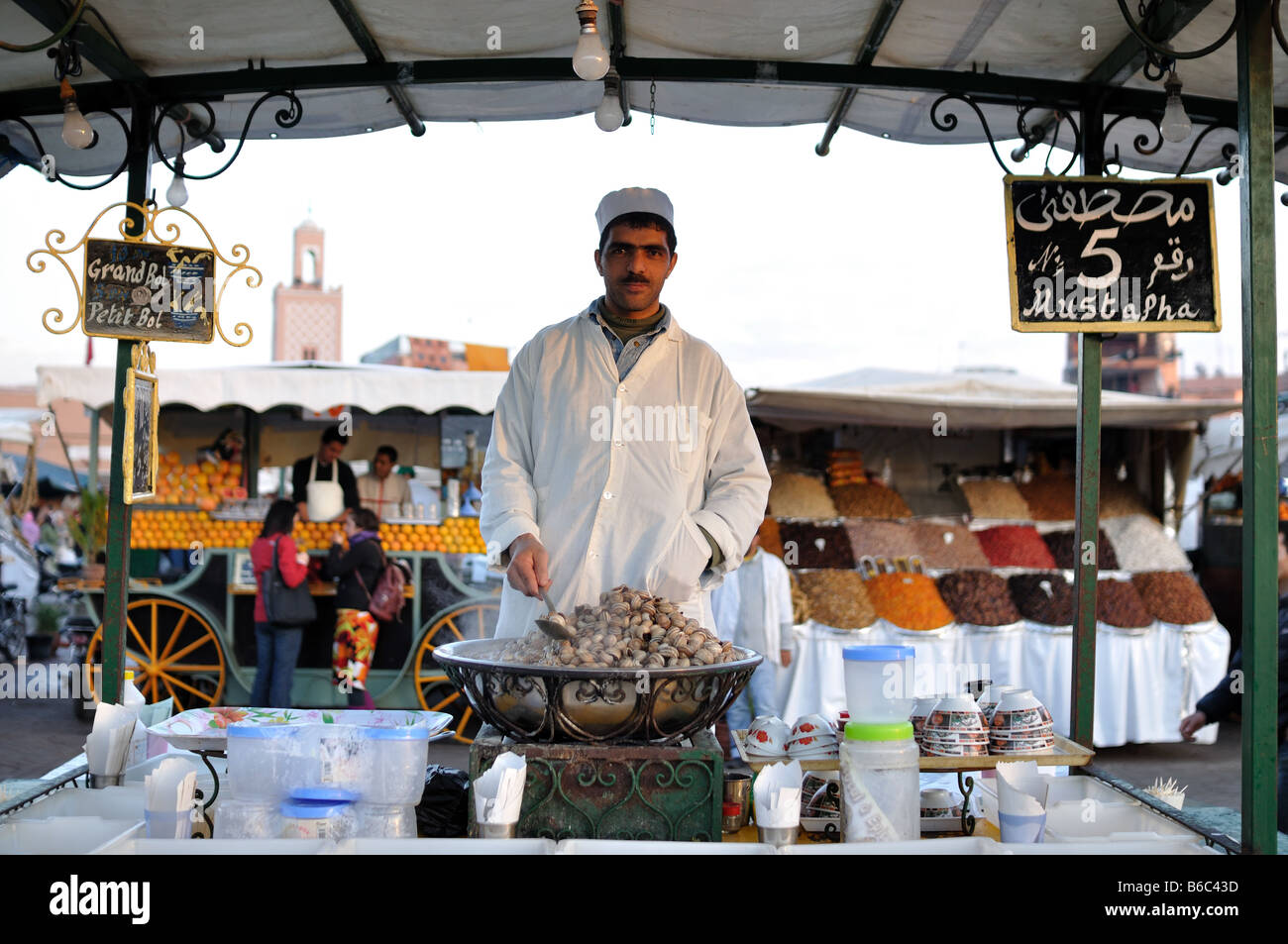 Cuocere le lumache per vendita a Djemaa El Fna a Marrakech Foto Stock