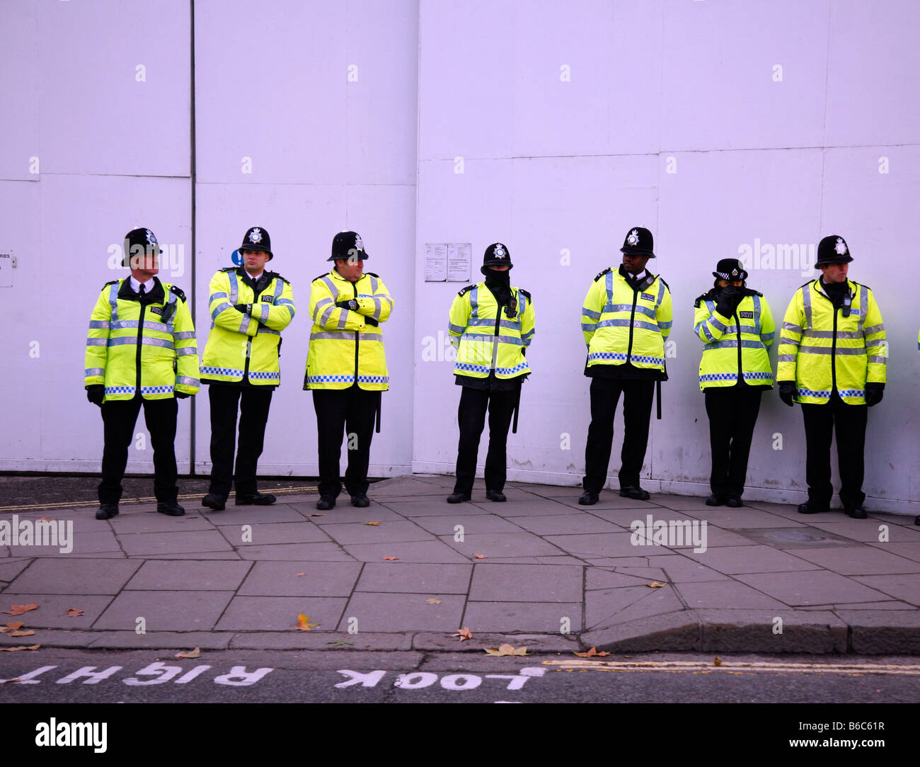 Lineup di polizia a dimostrazione nel centro di Londra. Foto Stock