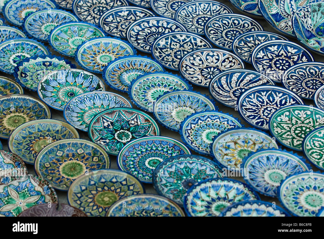 Sullo sfondo di un tradizionale uzbeka piastre in ceramica Foto Stock