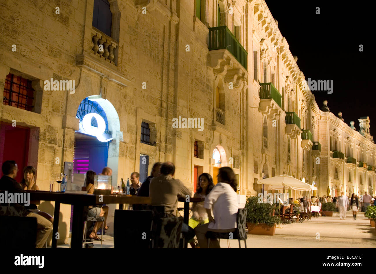 Il Lungomare, vecchio molo barocco convertito in una zona di vita notturna in Grand Harbour di Malta. Foto Stock