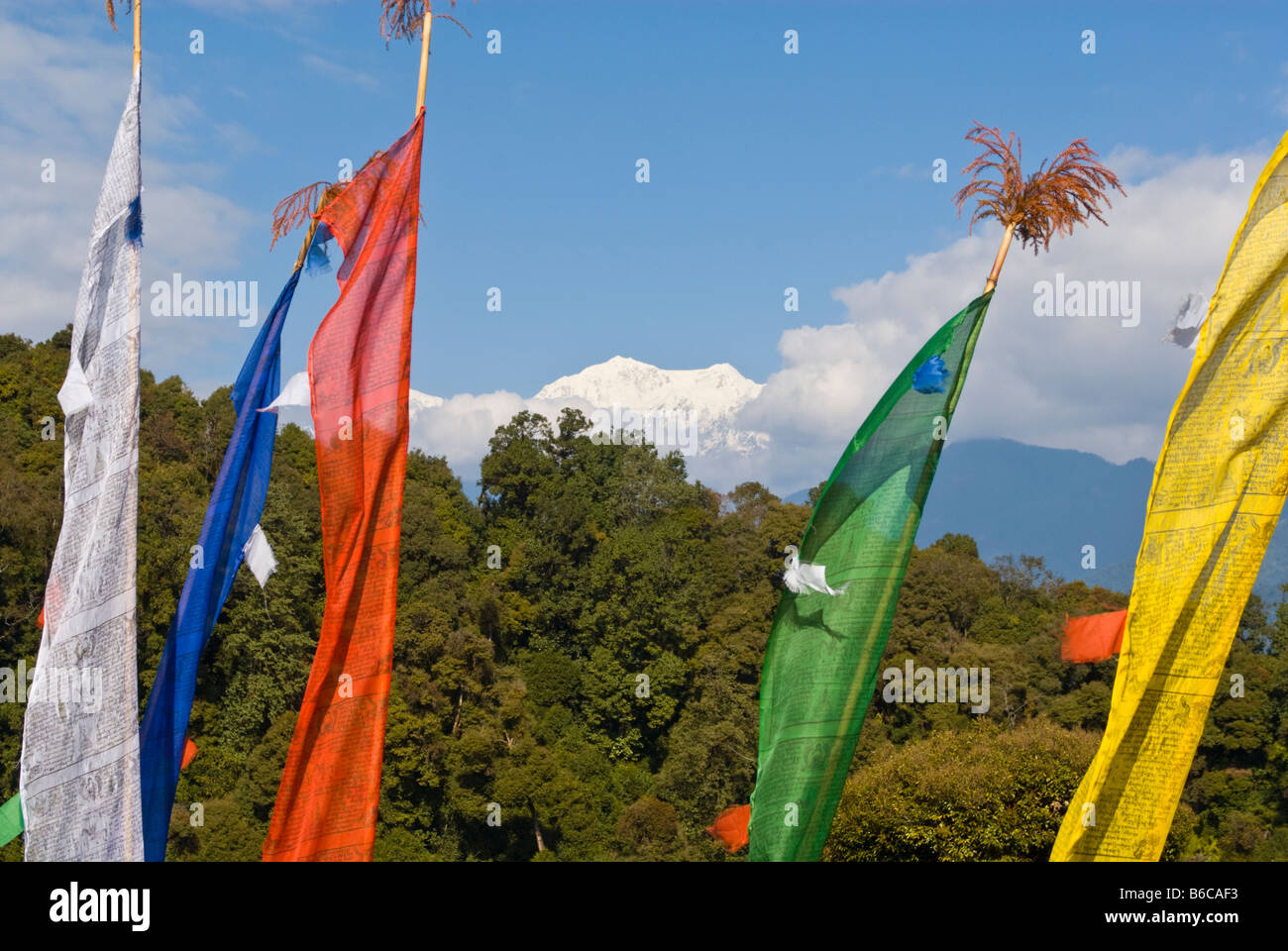 Bandiere di preghiera a Rabdentse, Sikkim, India, con Khanchendzonga per montaggio a distanza Foto Stock