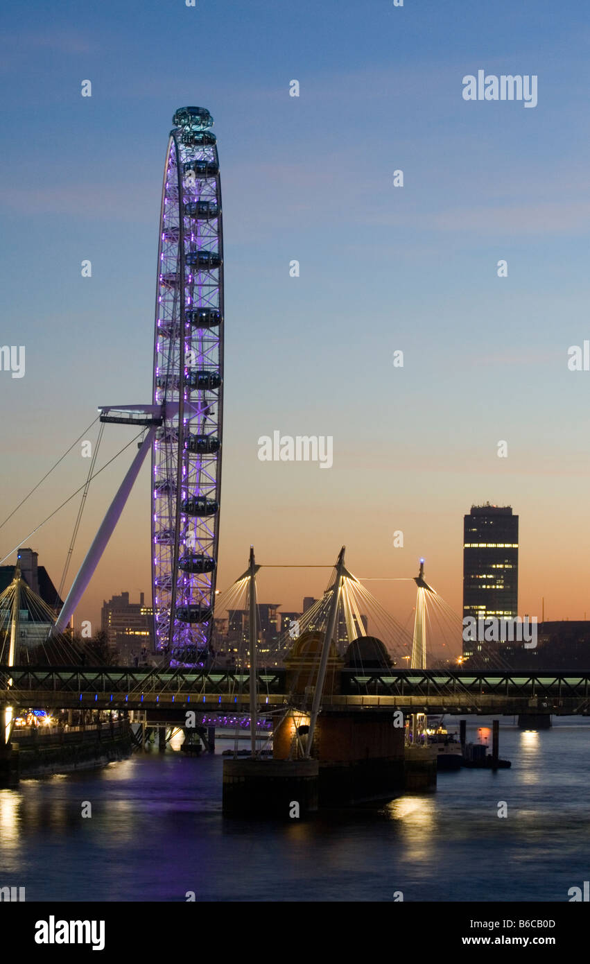 Il London Eye al crepuscolo Foto Stock