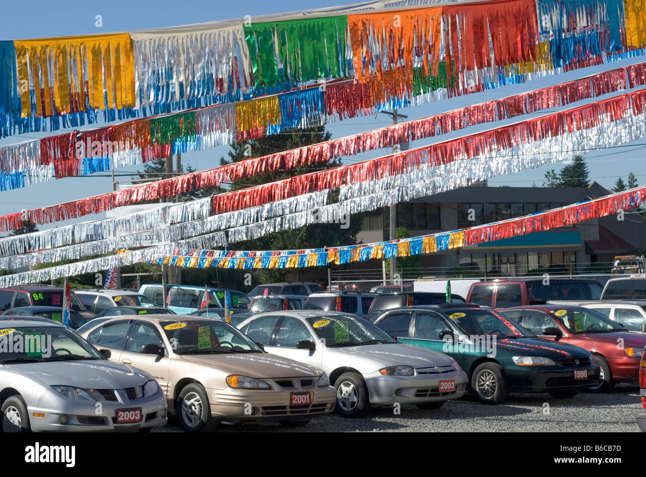 Auto usate molto con striscioni lucido tettuccio Foto Stock