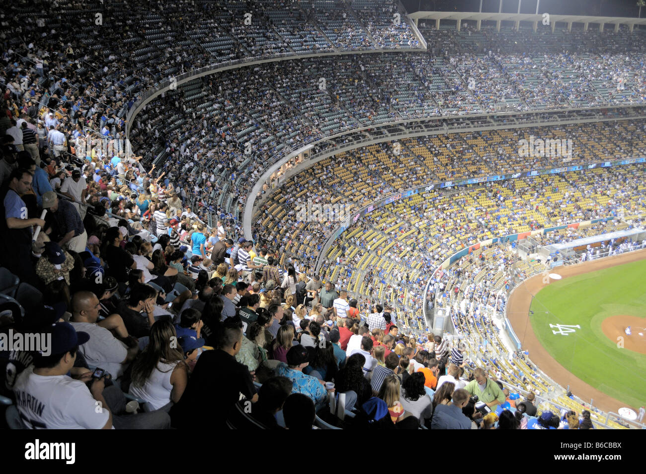 Posti a sedere stile stadio riempito di spettatori Foto Stock