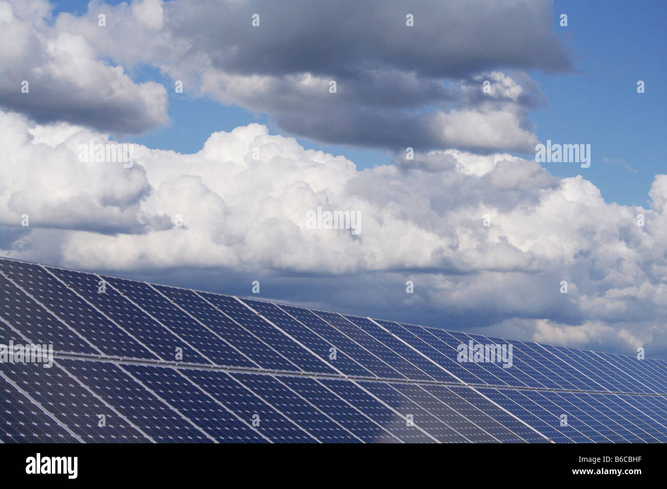 Collettore solare impianto di energia al di fuori Foto Stock