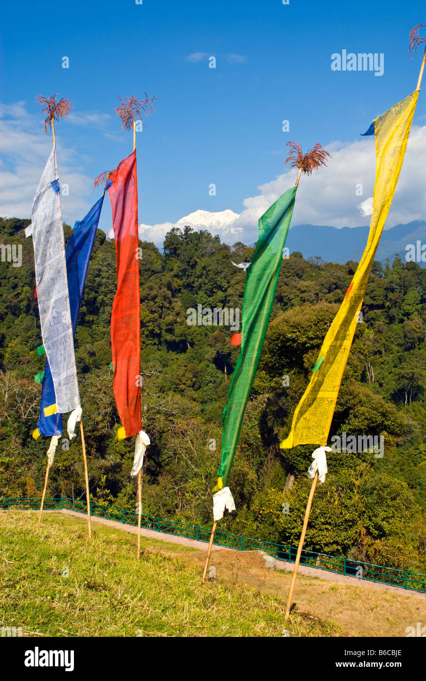 Bandiere di preghiera a Rabdentse, Sikkim, India, con Khanchendzonga per montaggio a distanza Foto Stock