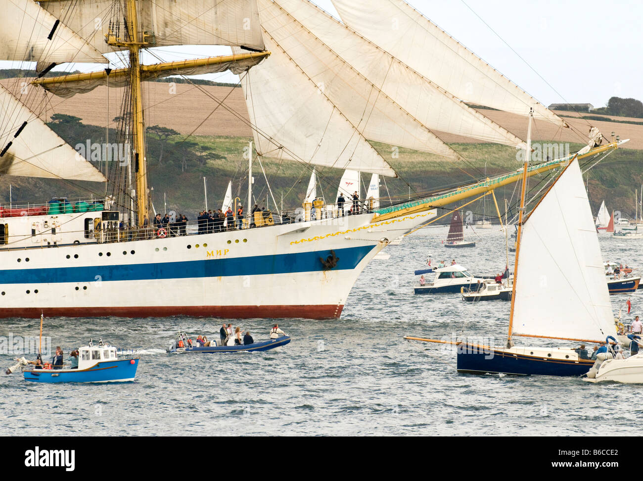 Classe russo a Tall Ship Mir circondato da navi di piccole dimensioni durante Funchal TALL SHIPS REGATTA Falmouth Cornwall Regno Unito Foto Stock