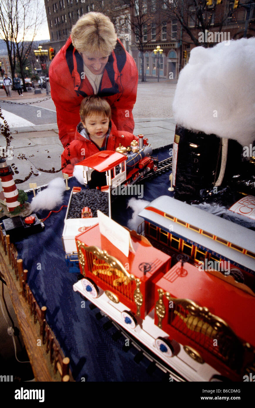 Ragazzo con la madre ammirare i treni giocattolo nella finestra della pasticceria viennese Cafe, Natale a Betlemme, Pennsylvania, STATI UNITI D'AMERICA Foto Stock