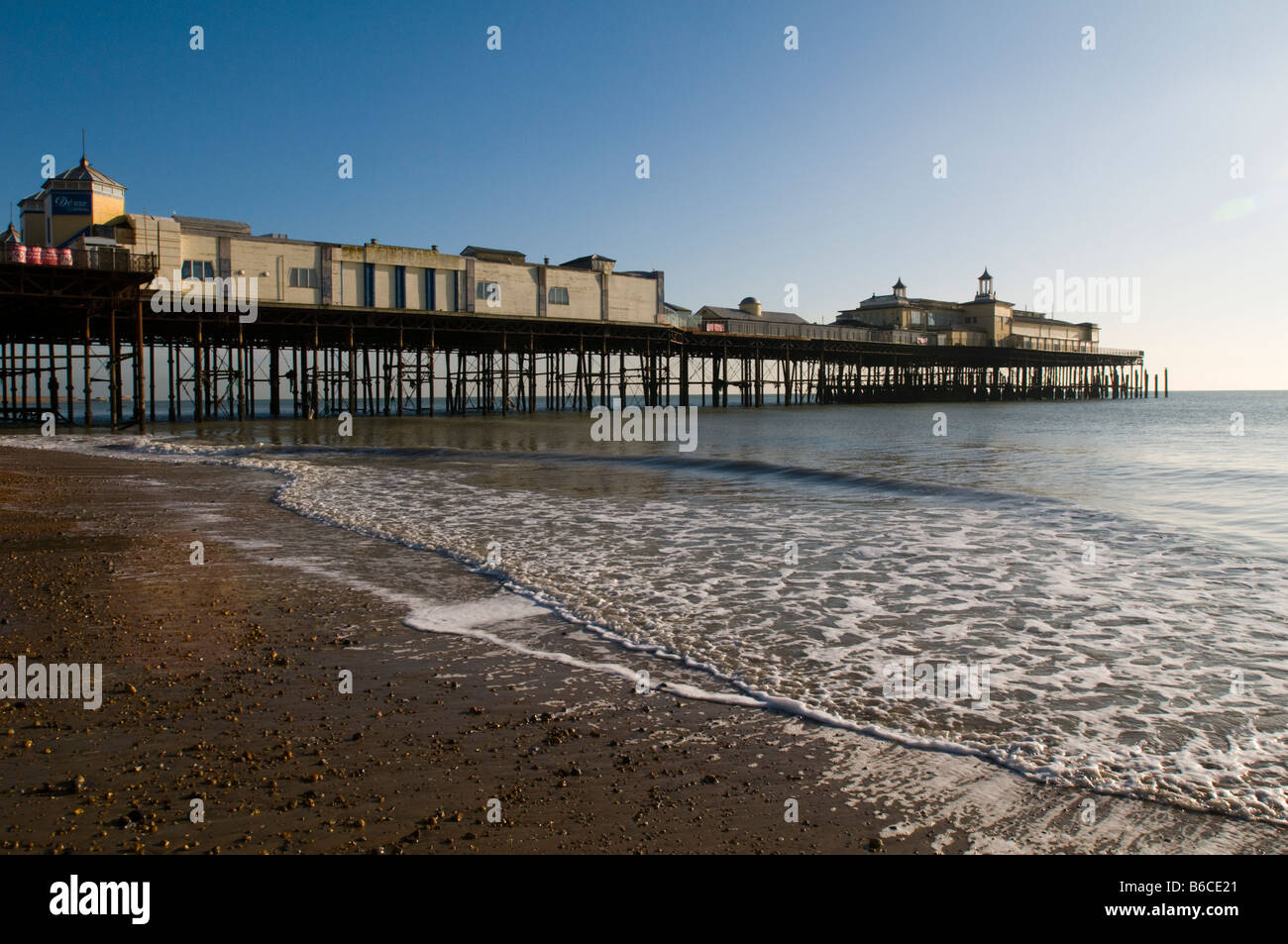 Regno Unito, Inghilterra, 9 dicembre 2008. Il molo sul lungomare di Hastings. Foto Stock