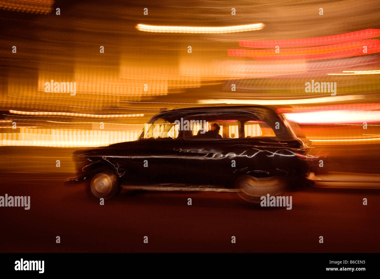 Taxi a Londra di notte con motion blur Foto Stock