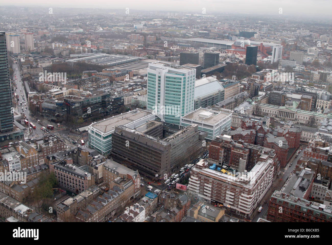 Obliqua di vista aerea del London WC1 verso UCL Ospedale di sviluppo su Euston Road, Londra, Inghilterra Foto Stock