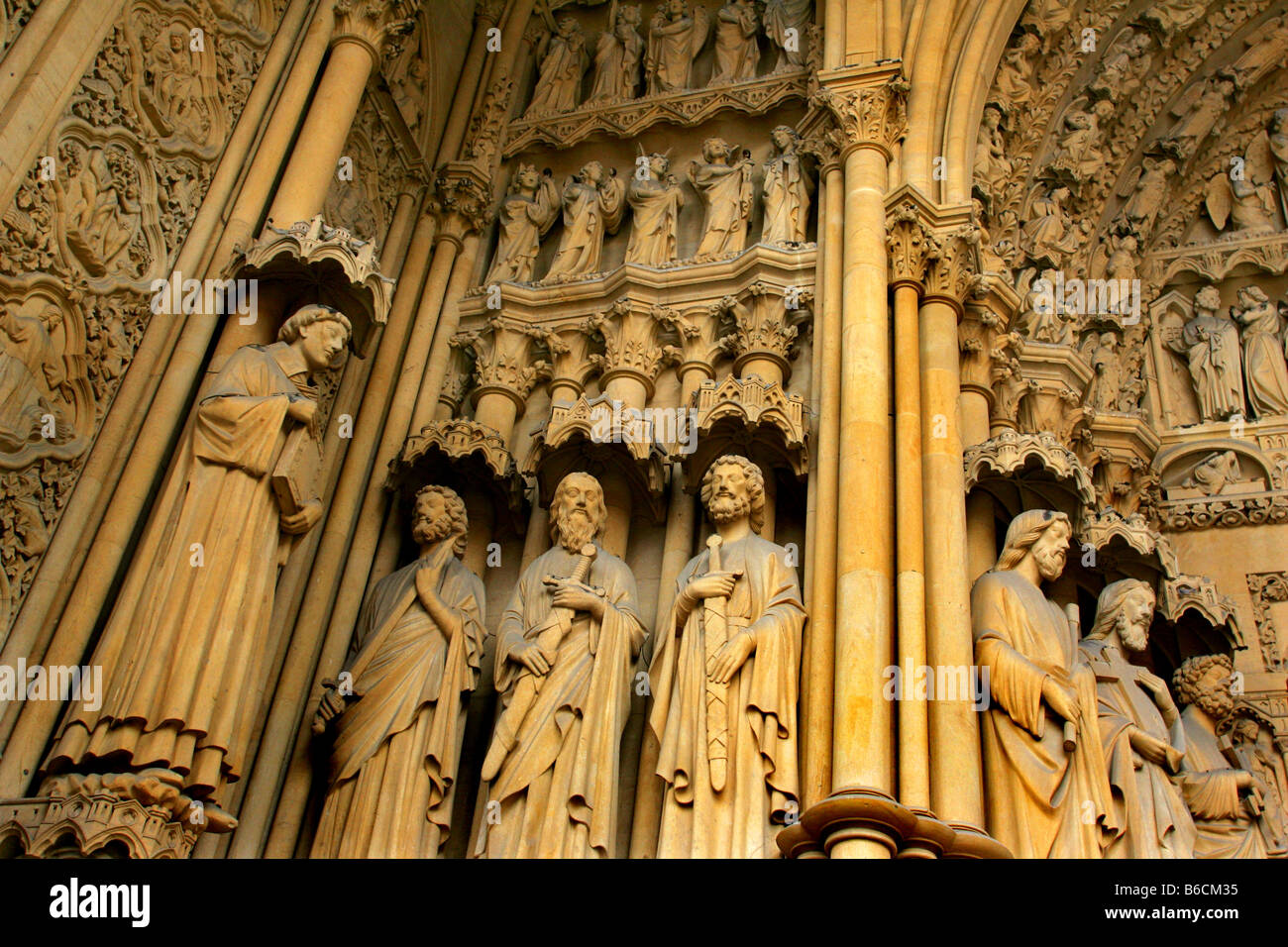 Dettaglio in muratura presso la porta principale di Saint Etienne la cattedrale di Metz, nella regione della Lorena della Francia. Foto Stock