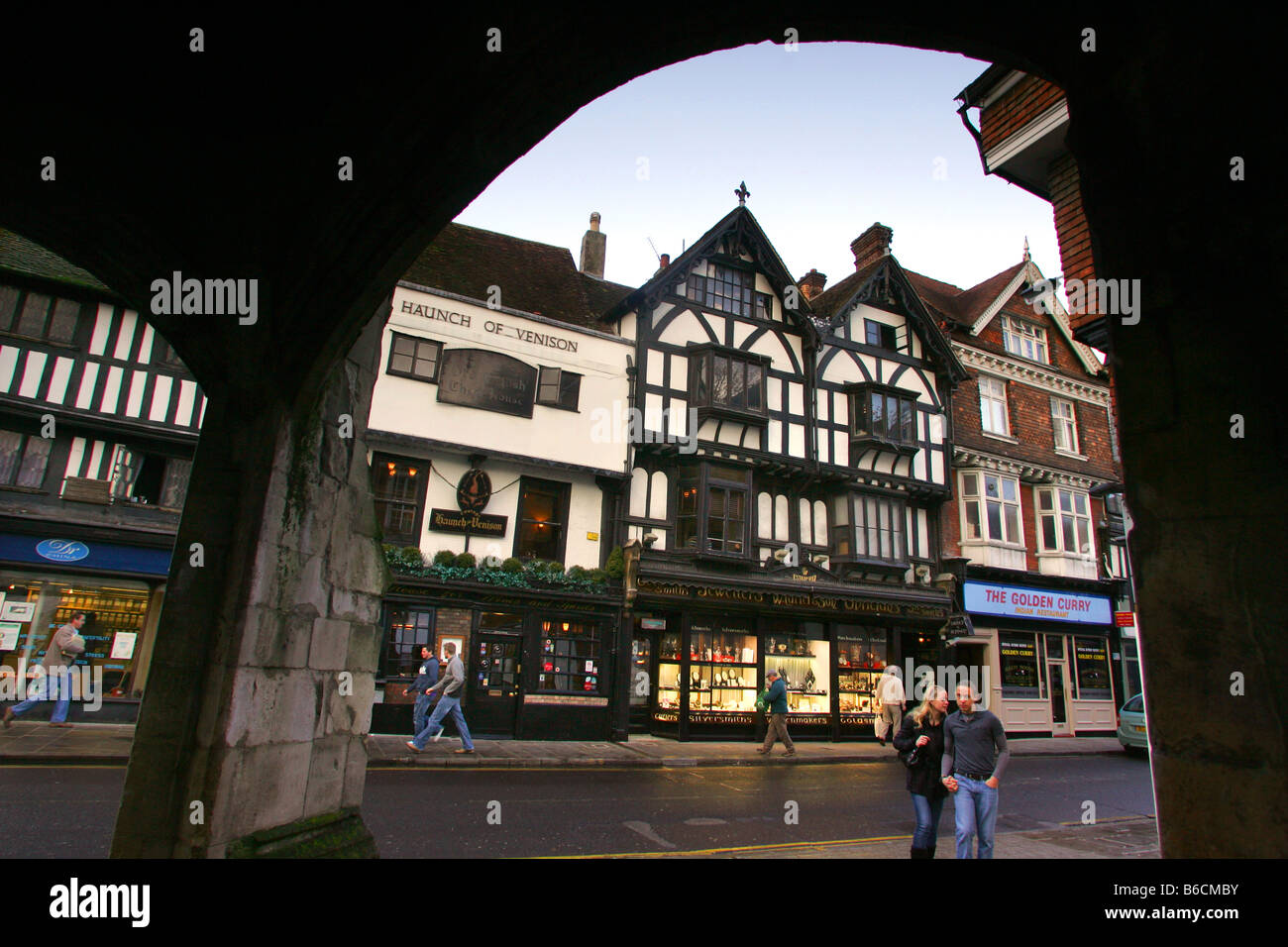 Gli edifici di vecchia costruzione in Minster Street, Salisbury, Wiltshire. Foto Stock