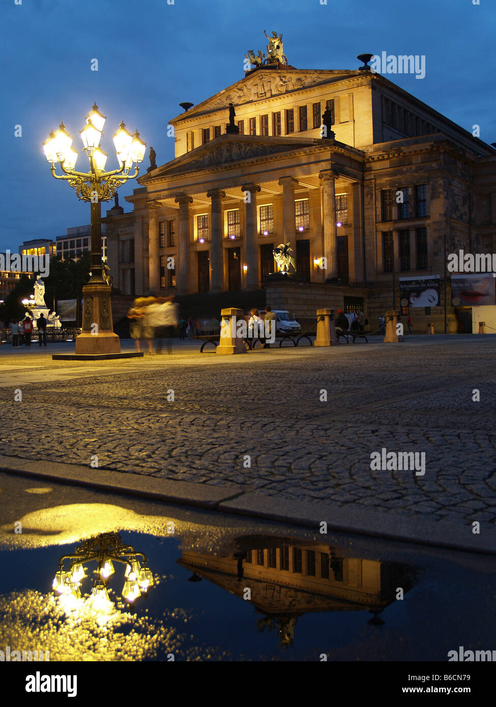 Lampione illuminato nella parte anteriore dell'edificio al crepuscolo Foto Stock