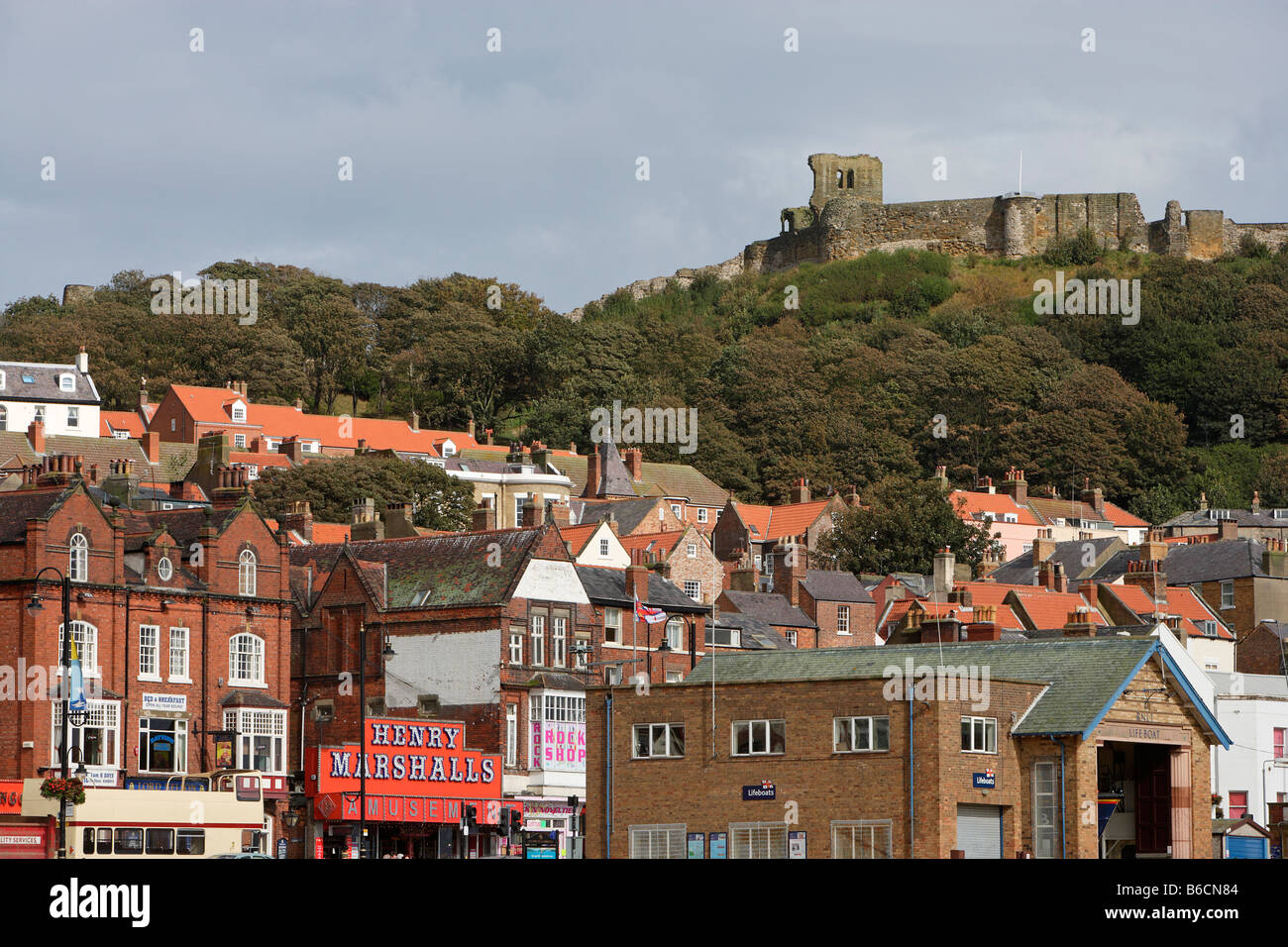 Scarborough Foreshore Rd lungomare spiagge tipici edifici North Yorkshire UK Gran Bretagna Foto Stock