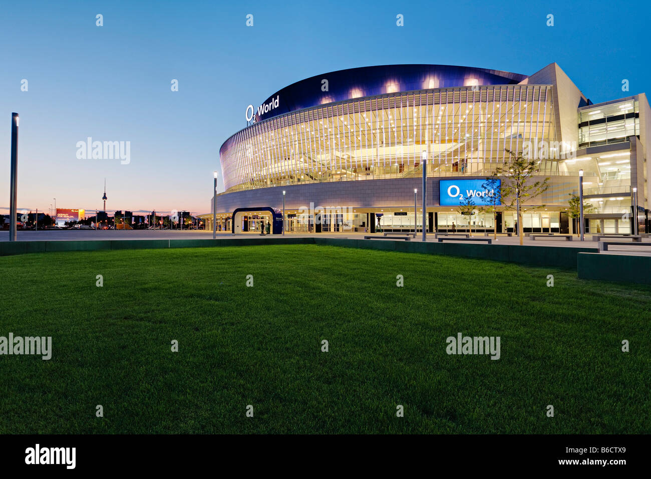 Edificio per uffici accesa fino al tramonto, O2 World Kreuzberg di Berlino, Germania Foto Stock