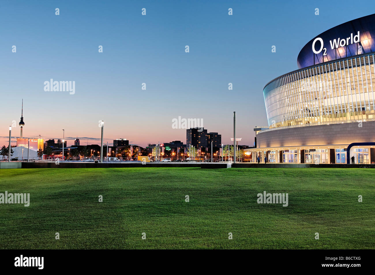 Edificio per uffici accesa fino al tramonto, O2 World Kreuzberg di Berlino, Germania Foto Stock