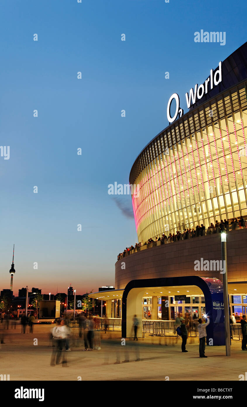 Edificio per uffici accesa fino al tramonto, O2 World Kreuzberg di Berlino, Germania Foto Stock