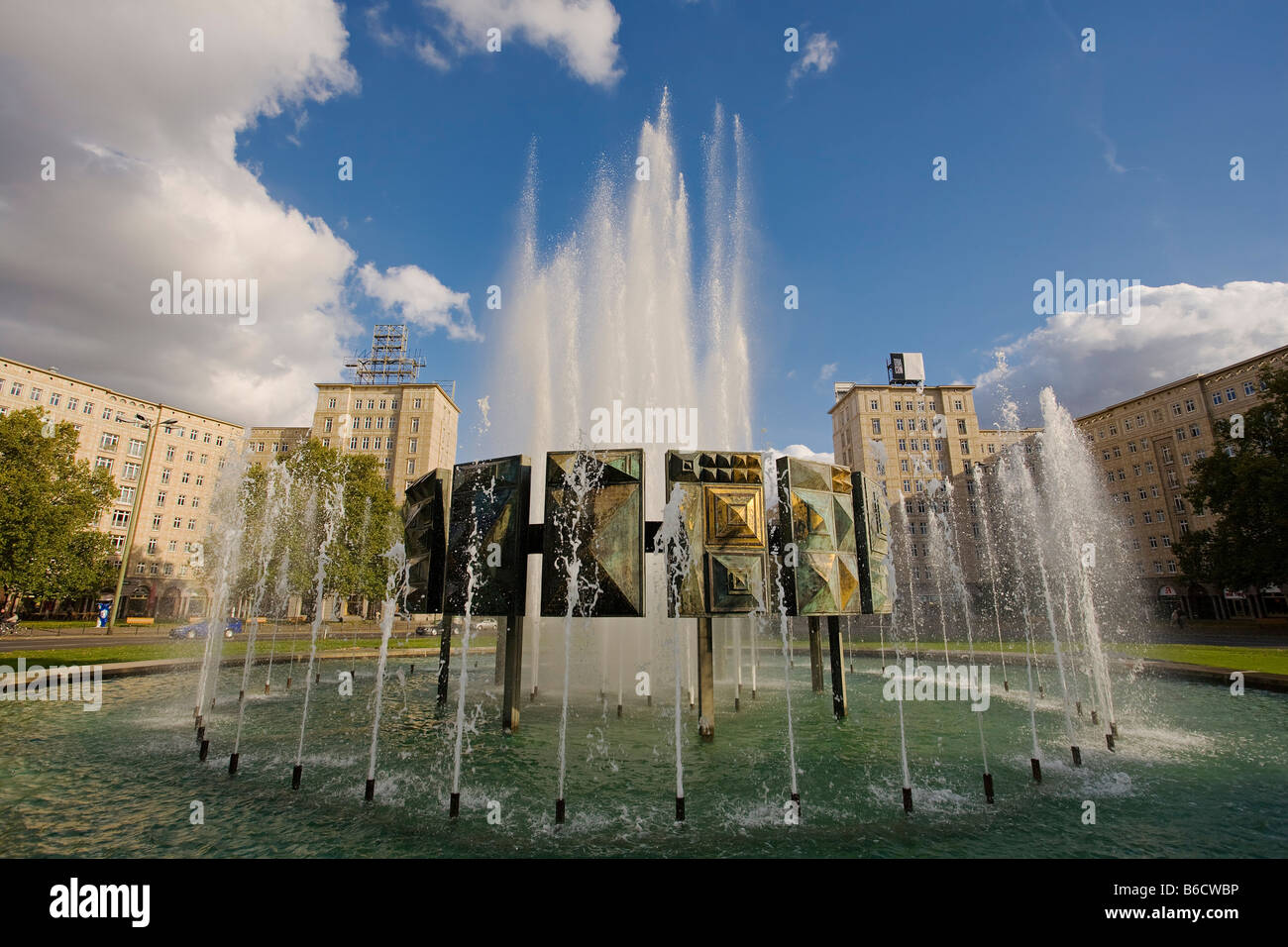 Fontana nel parco, Strausberger Platz, Berlin, Germania Foto Stock