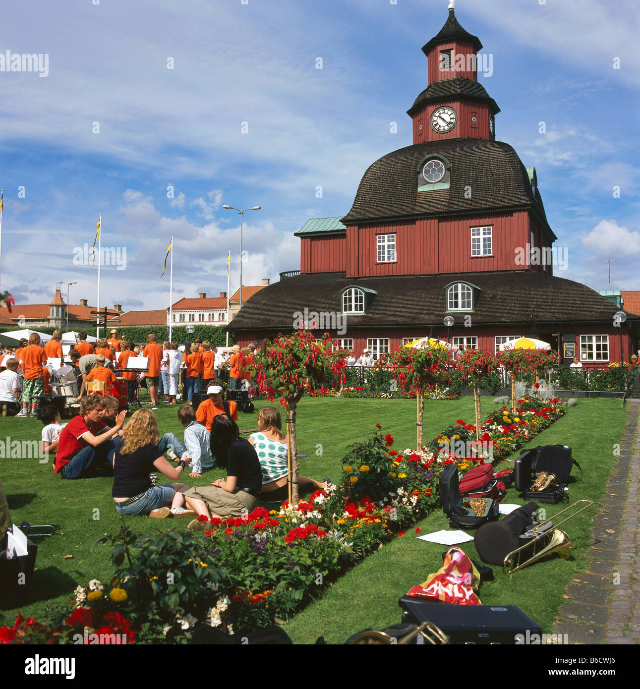 La gente seduta in municipio vecchio's garden, Svezia Foto Stock