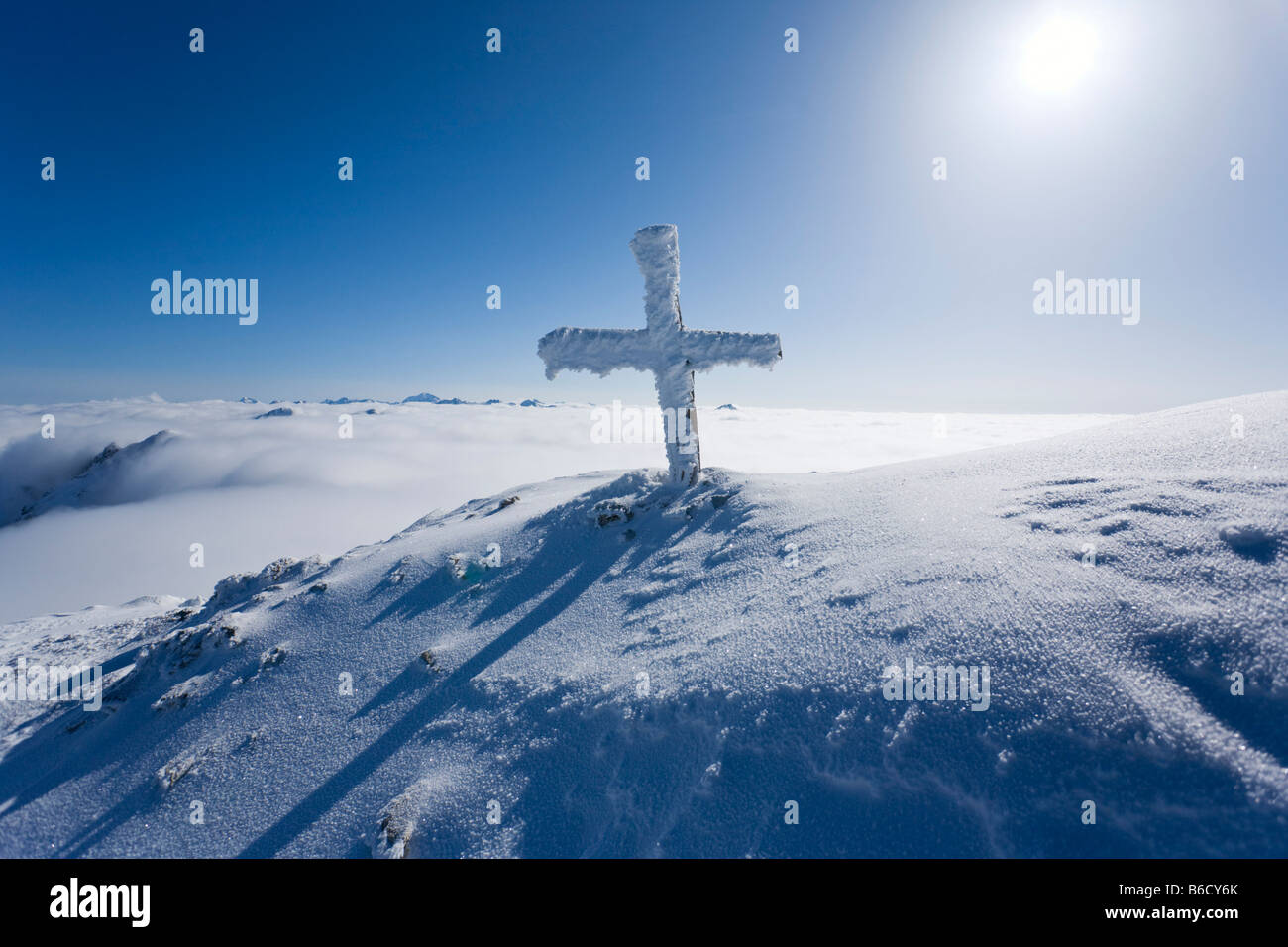 Vertice di croce ricoperta di neve sulla montagna, Lungau, Gipfelkreuz, Gloecknerin, Pongau, Salisburgo, Austria Foto Stock