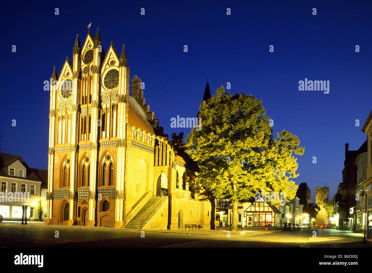 Chiesa illuminata di notte, Santo Stefano è la Chiesa, Altmark, Sassonia-Anhalt, Germania Foto Stock