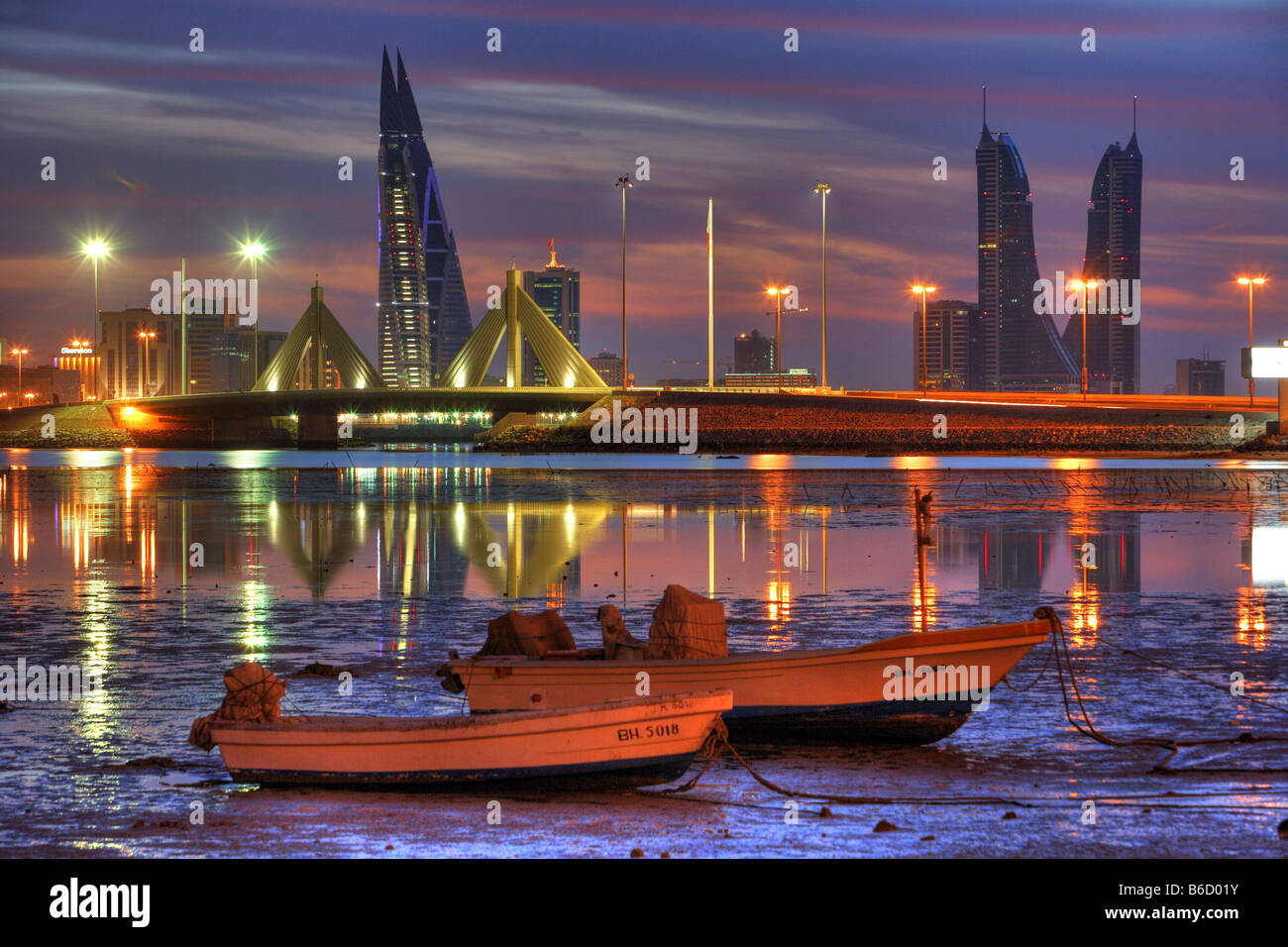 BRN, Bahrain: skyline di Manama visto dalla Conriche presso il King Faisal Highway. Foto Stock