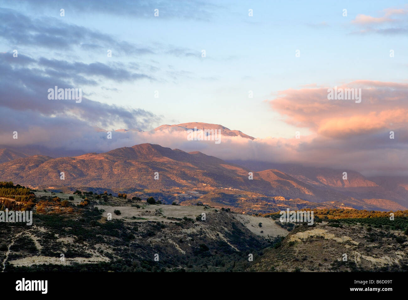 Vista panoramica della gamma di montagna al tramonto, Monte Ida, Creta, Grecia Foto Stock