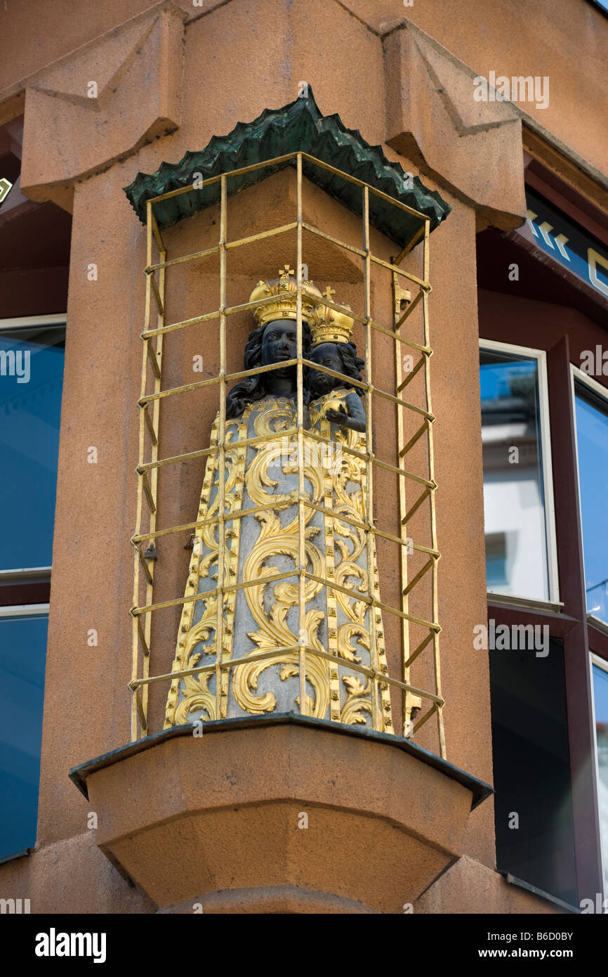 Statua MADONNA NERA CASA CUBISTA CITTÀ VECCHIA Staré Mesto Praga REPUBBLICA CECA Foto Stock