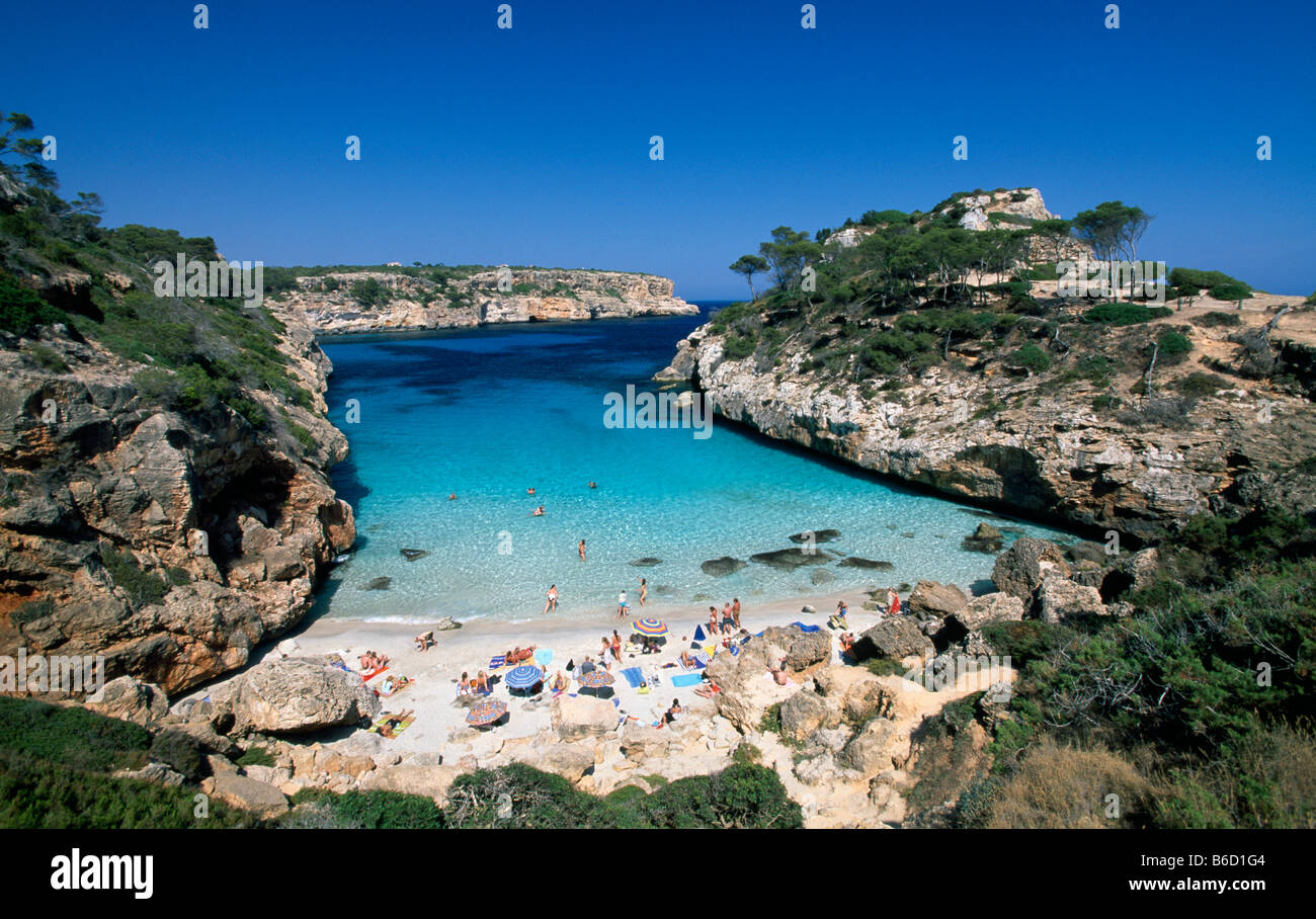 Angolo di alta vista di turisti sulla spiaggia, Cala S'Almonia, Maiorca, isole Baleari, Spagna Foto Stock