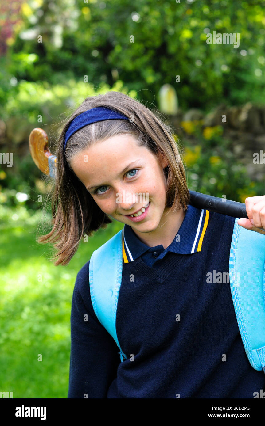 Primo piano della ragazza della scuola che trasportano mazza da hockey Foto Stock