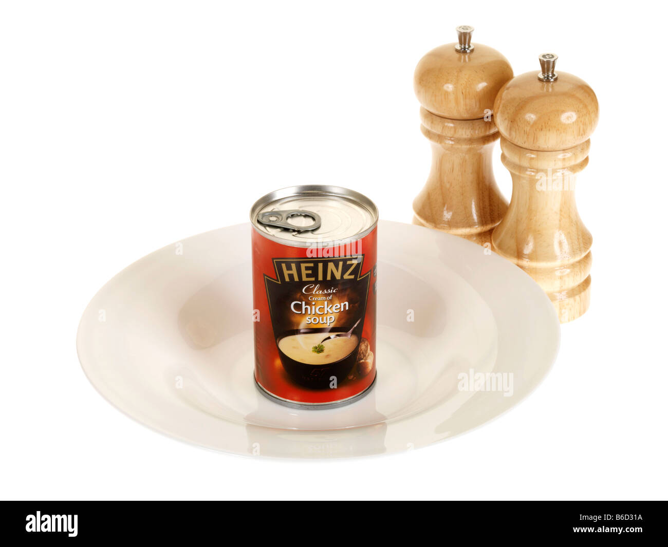 Stagno di marca di Heinz Classic Crema di zuppa di pollo isolati contro uno sfondo bianco con nessun popolo e un tracciato di ritaglio Foto Stock