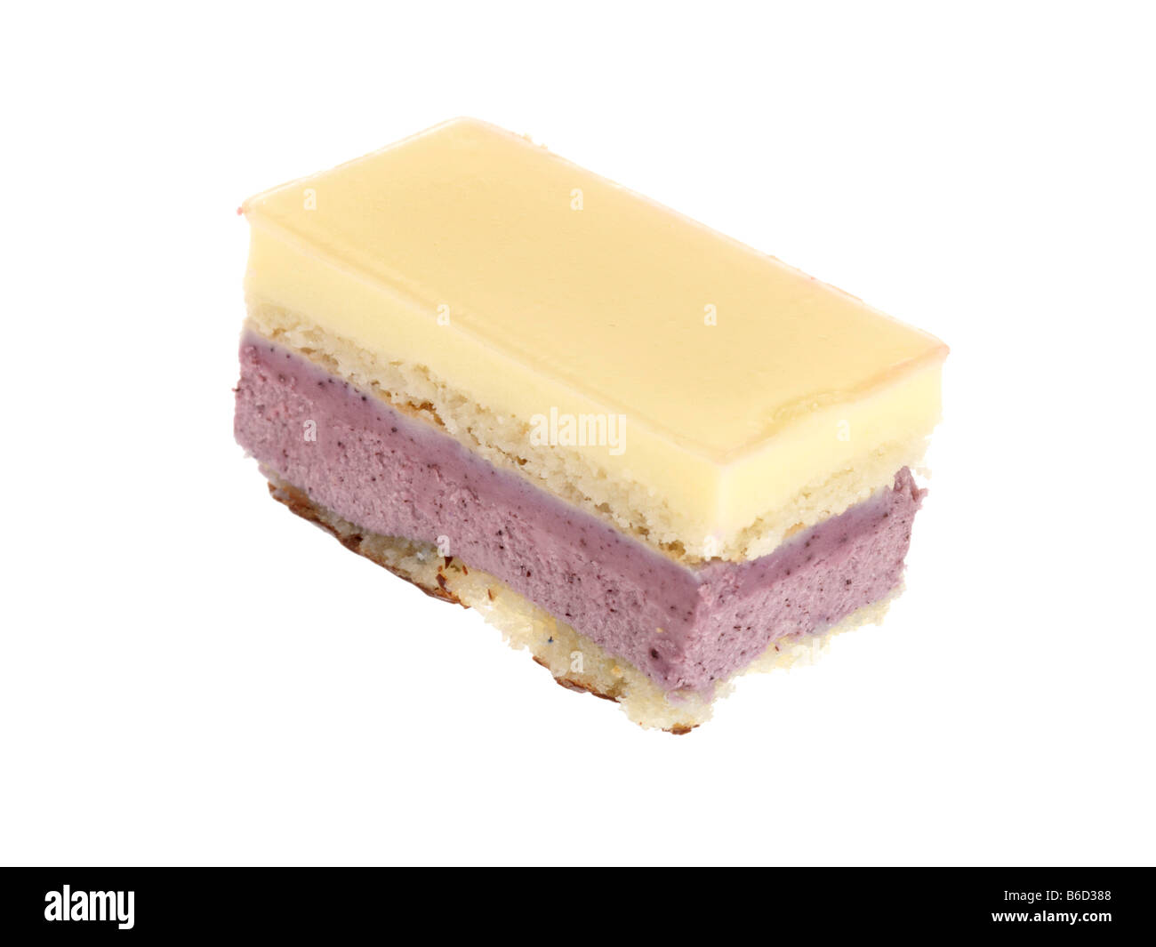 Lusso fresco Petits Fours Aux Torta di frutta dessert isolata contro uno sfondo bianco con nessun popolo e un tracciato di ritaglio Foto Stock