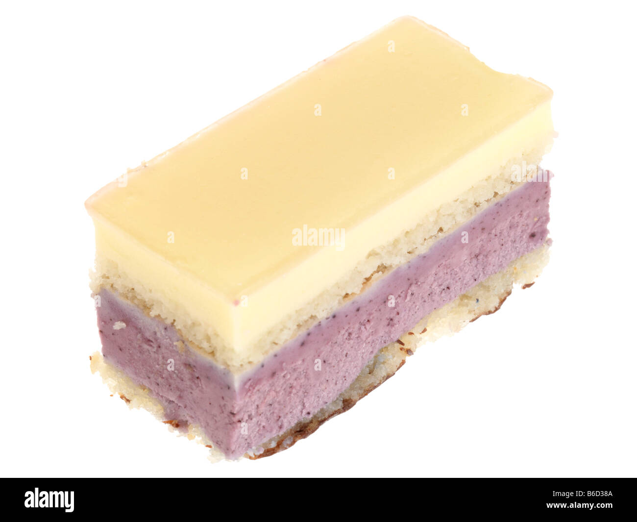 Lusso fresco Petits Fours Aux Torta di frutta dessert isolata contro uno sfondo bianco con nessun popolo e un tracciato di ritaglio Foto Stock