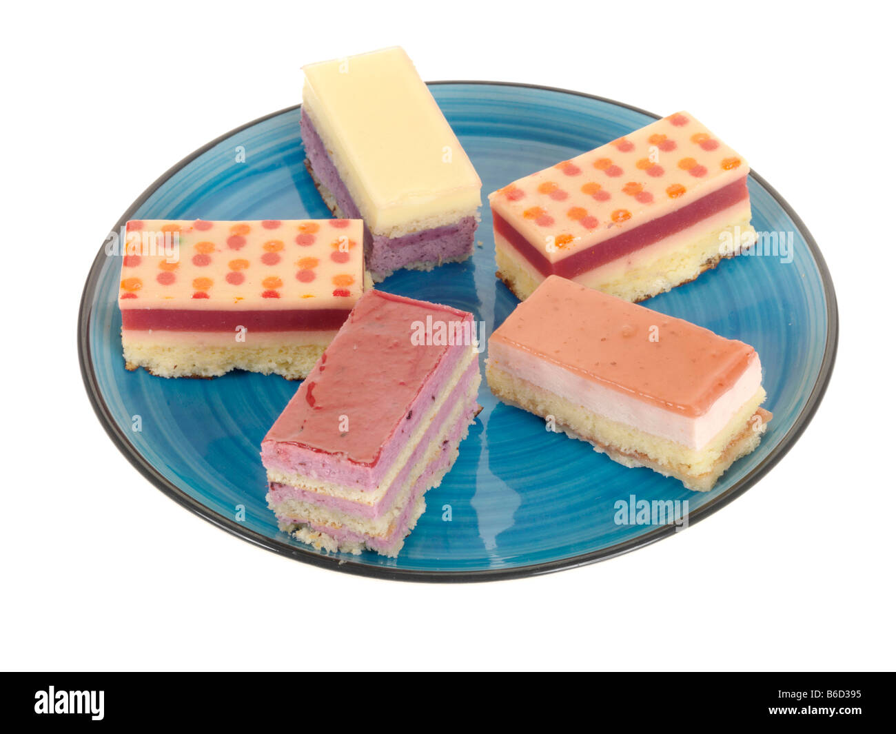 Lusso fresco Petits Fours Aux Torta di frutta dessert isolata contro uno sfondo bianco con nessun popolo e un tracciato di ritaglio Foto Stock