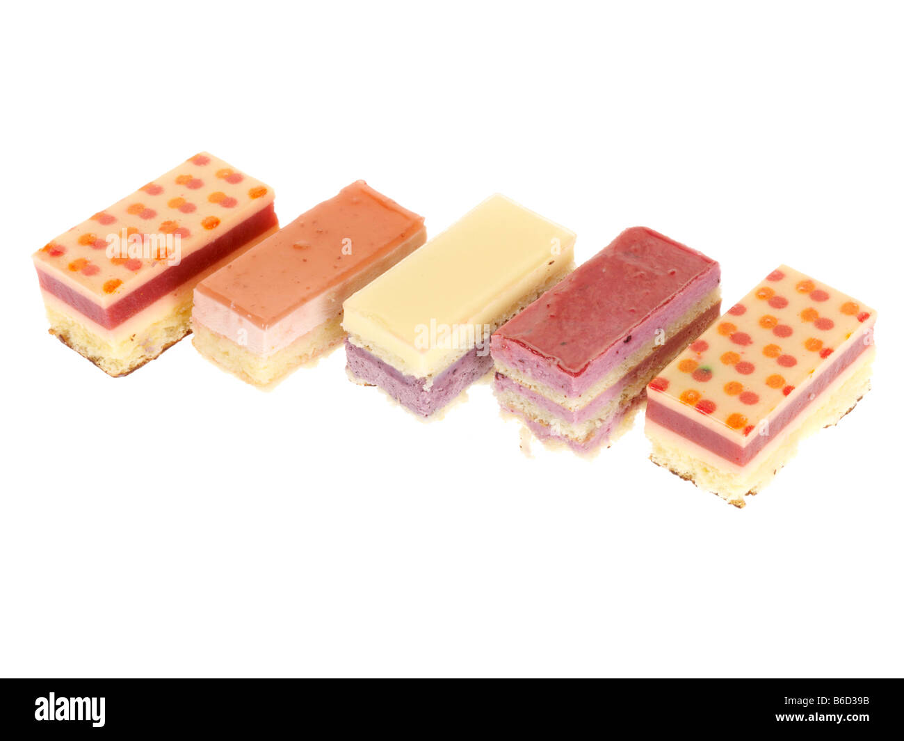 Lusso fresco Petits Fours Aux Torta di frutta dessert isolata contro uno sfondo bianco con nessun popolo e un tracciato di ritaglio Foto Stock