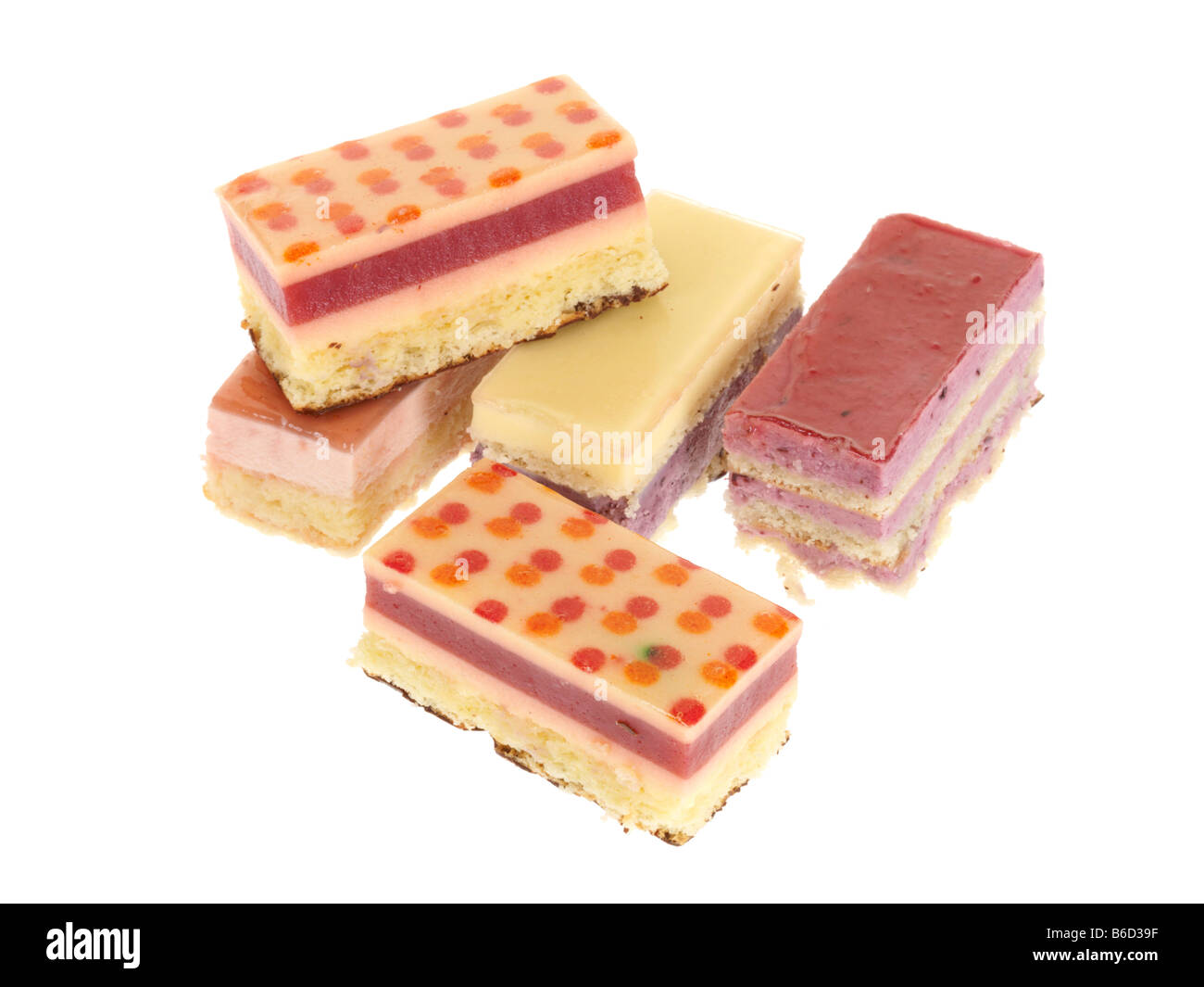 Lusso fresco Petits Fours Aux Torta di frutta dessert isolata contro uno sfondo bianco con nessun popolo e un tracciato di ritaglio Foto Stock
