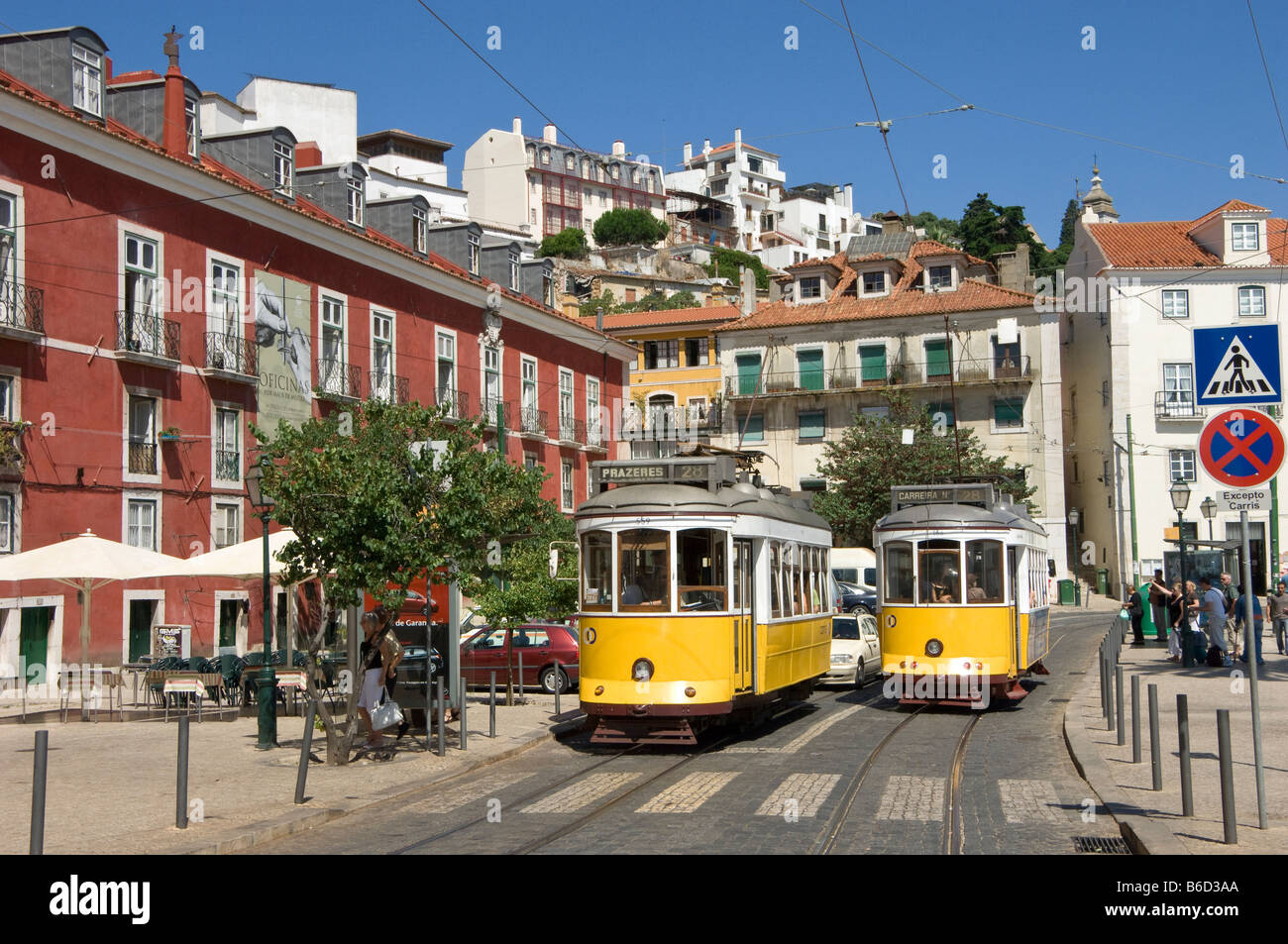 Il Portogallo, Lisbona, il Largo De Santa Luzia, quartiere di Alfama, con tipici tram gialli Foto Stock