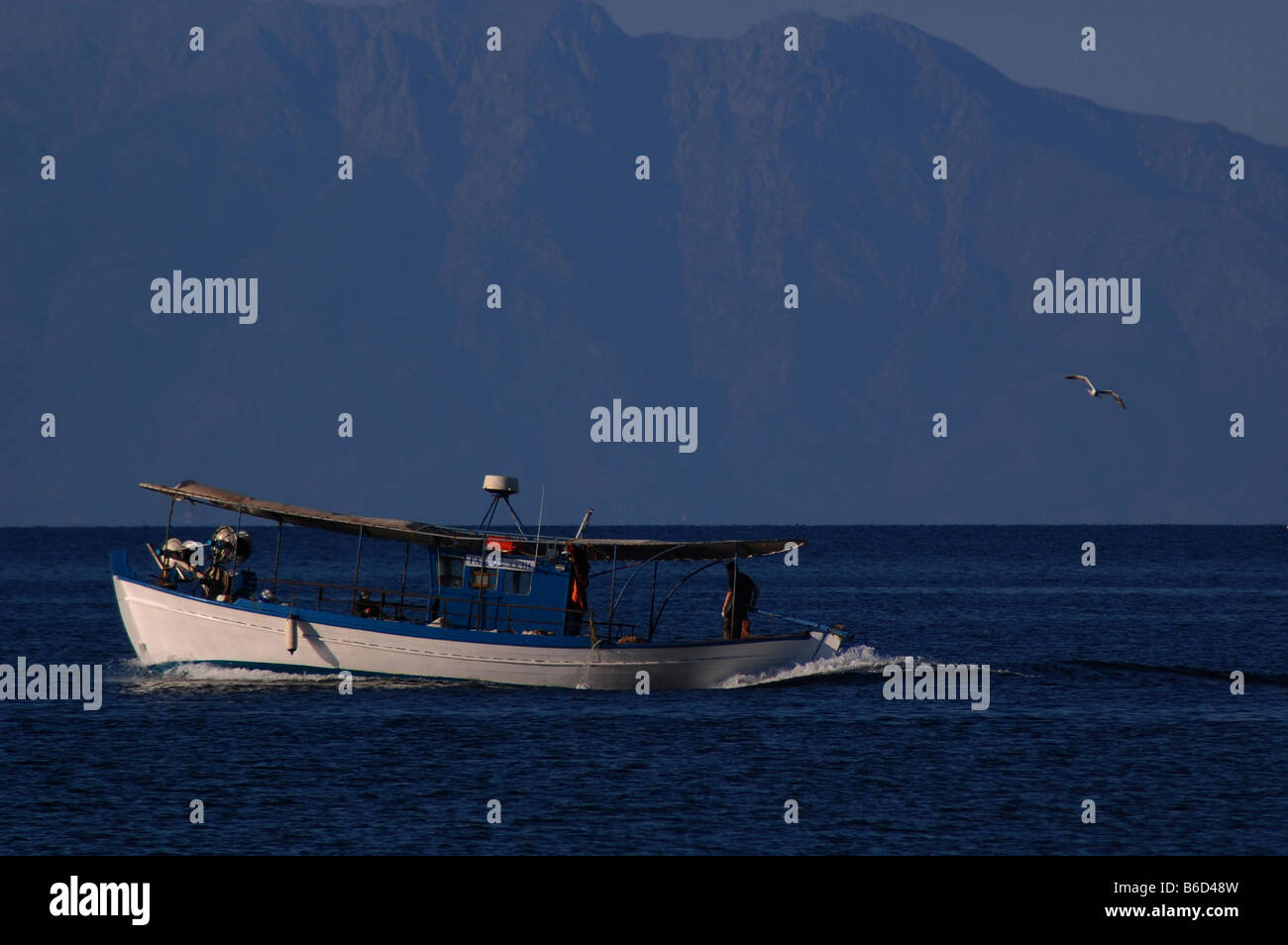 Greco in barca da pesca in mare del Nord della Grecia Foto Stock