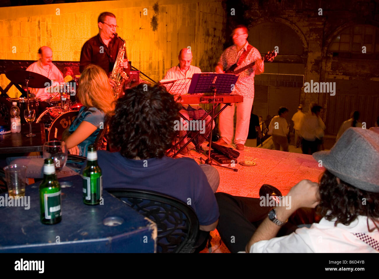 Una jazz band al di fuori di un bar a La Valletta, Malta Foto Stock