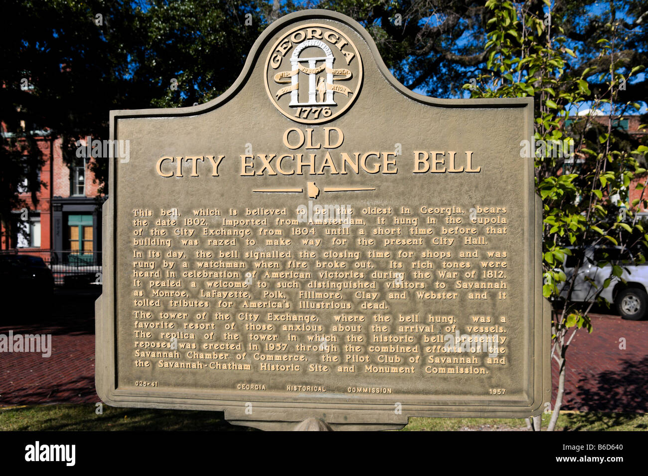 La placca sulla storia della città vecchia campana di scambio, e Bay Street, Quartiere Storico di Savannah, Georgia, Stati Uniti d'America Foto Stock