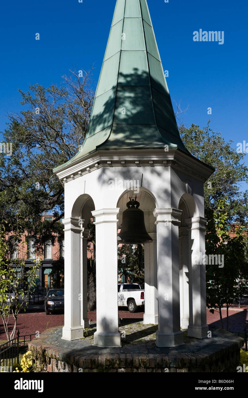 La città vecchia campana di Exchange in una replica dell'edificio torre, e Bay Street, Quartiere Storico di Savannah, Georgia, Stati Uniti d'America Foto Stock