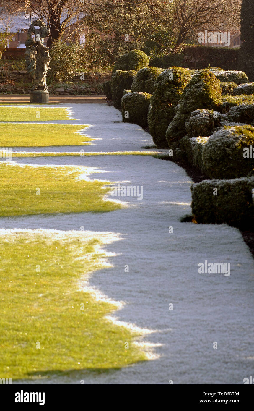 Sun frost di fusione sull'erba grande giardino di nuovo luogo, Stratford upon Avon, Warwickshire, Inghilterra, Regno Unito Foto Stock