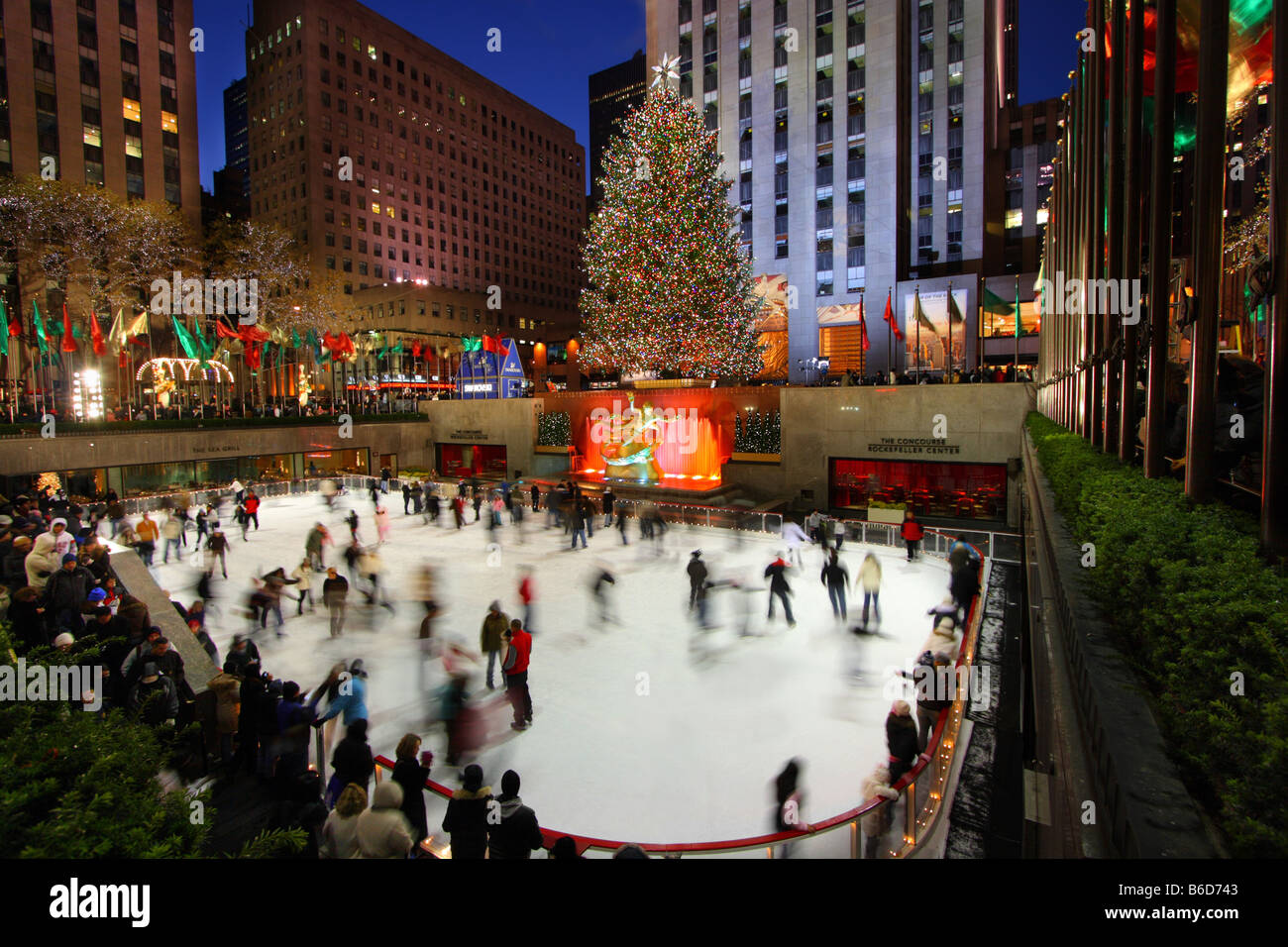 Il Rockefeller Center albero di Natale e la pista di pattinaggio su ghiaccio Foto Stock